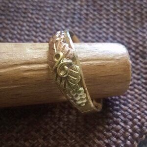 Size 7 ~ Vintage Black Hills Gold Ring ~ 10k ~ Grapes + Leaves ~ Exc. Condition